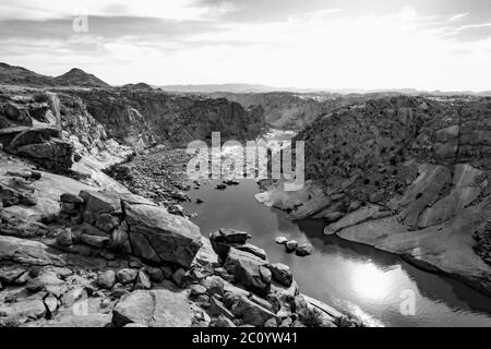 Photographie monochrome du point de vue, connu sous le nom d'Ararat, dans le parc national d'Augrabies, en Afrique du Sud, en regardant sur la gorge de la rivière Orange Banque D'Images