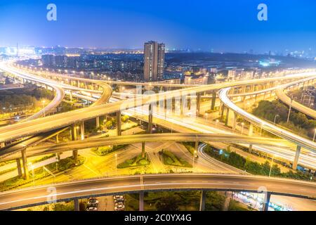 Le trafic important sur la jonction de route de nuit à Nanjing Banque D'Images