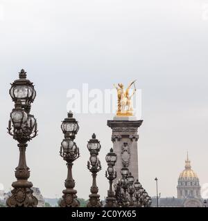 Pont Alexandre III vide à Paris Banque D'Images