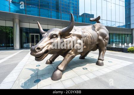 statue de taureau en bronze devant un immeuble de bureaux moderne Banque D'Images