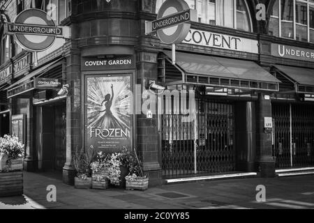 Une image en noir et blanc de Covent Garden qui reste abandonné pendant le confinement en cas de pandémie à Londres. Banque D'Images