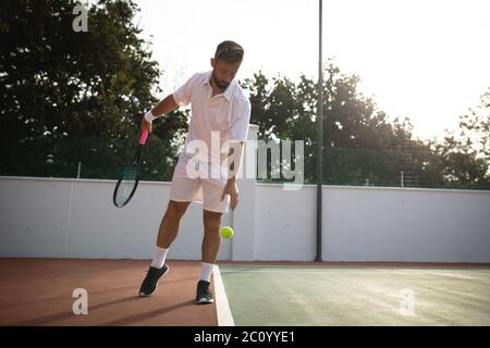 Formation d'homme caucasien sur un court de tennis