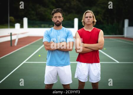 Des hommes blancs sur un court de tennis Banque D'Images