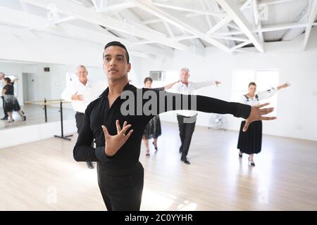 Professeur de danse de course mixte pendant le cours de danse de salle de bal Banque D'Images