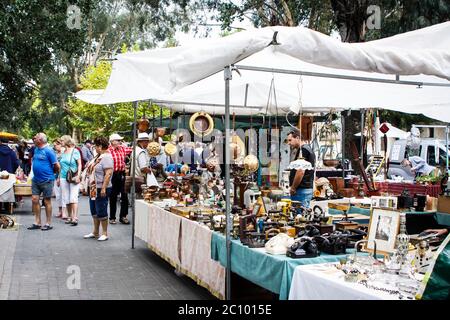 Les gens qui parcourent les stands au marché aux puces de Jalon, en Espagne Banque D'Images