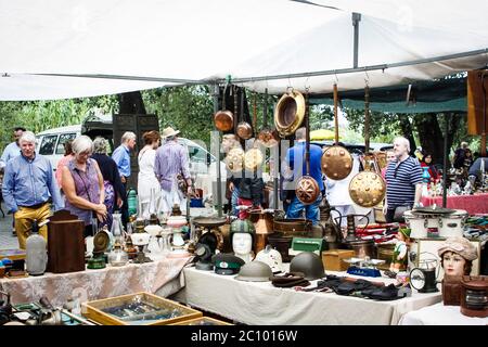 Les gens qui parcourent les stands au marché aux puces de Jalon, en Espagne Banque D'Images