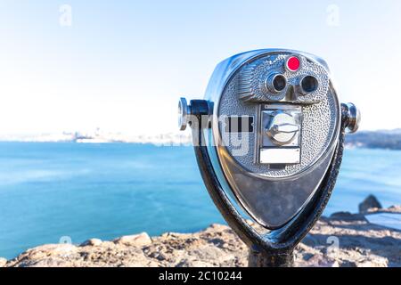 Télescope touristique avec vue sur la mer à San Francisco aux beaux jours Banque D'Images