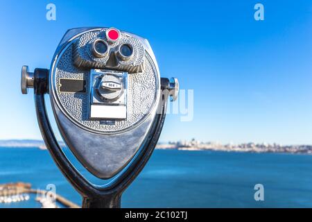 Télescope touristique avec vue sur la mer à San Francisco aux beaux jours Banque D'Images