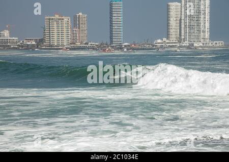 Homme surfant sur une vague à Iquique Chili Banque D'Images