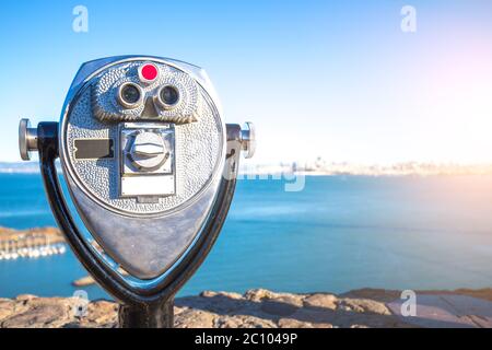 Télescope touristique avec vue sur la mer à San Francisco aux beaux jours Banque D'Images