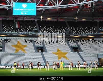 (200613) -- TURIN, le 13 juin 2020 (Xinhua) -- les joueurs observent une minute de silence pour les victimes Covid-19 avant la deuxième partie du match de football demi-finale de la coupe d'Italie entre le FC Juventus et l'AC Milan. Le match s'est terminé par un tirage de 1-1 et Juventus est entré dans la finale. Joué dans un stade vide, ce match a été le premier match officiel de football depuis le début de la pandémie COVID-19 en Italie. (Pool via Xinhua) Banque D'Images