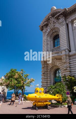 Monaco-ville, Monaco - 13 juin 2019 : touristes visitant le musée de l'Institut océanographique de Principauté de Monaco, avec un sous-marin jaune. Banque D'Images