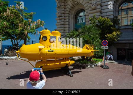 Monaco-ville, Monaco - 13 juin 2019 : touristes visitant le musée de l'Institut océanographique de Principauté de Monaco, avec un sous-marin jaune. Banque D'Images