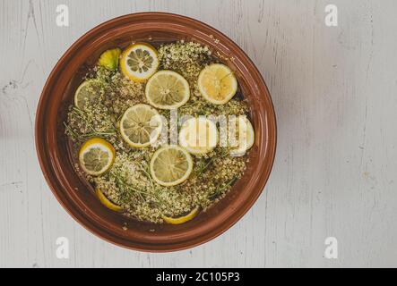 Fait maison Elderflower cordial étant fait. Banque D'Images