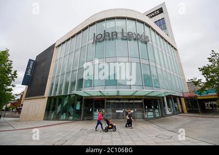 Exeter, Devon, Royaume-Uni. 13 juin 2020. Les magasins vendant des articles non essentiels qui doivent rouvrir lundi à Exeter, dans le Devon, à mesure que les restrictions de confinement sont assouplies pendant la pandémie du coronavirus. Le magasin John Lewis sur High Street. Crédit photo : Graham Hunt/Alay Live News Banque D'Images