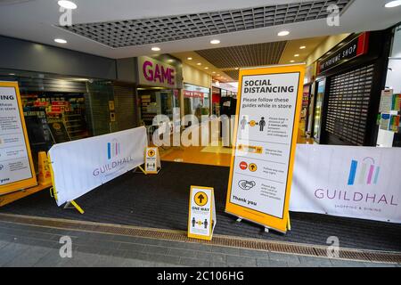 Exeter, Devon, Royaume-Uni. 13 juin 2020. Les magasins vendant des articles non essentiels qui doivent rouvrir lundi à Exeter, dans le Devon, à mesure que les restrictions de confinement sont assouplies pendant la pandémie du coronavirus. Des informations sur les distances sociales à l'entrée du centre commercial Guildhall. Crédit photo : Graham Hunt/Alay Live News Banque D'Images