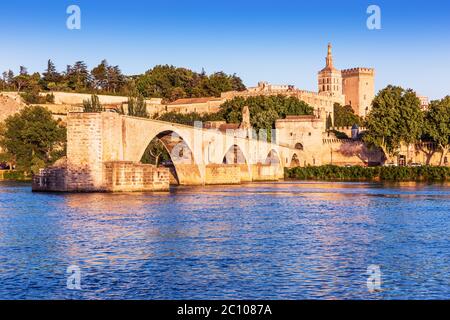 Avignon, France. Pont Saint Benezet et Palais des Papes. Banque D'Images