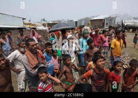 Les gens ont été surpeuplés pour se nourrir dans la zone touchée par les inondations au Bangladesh Banque D'Images