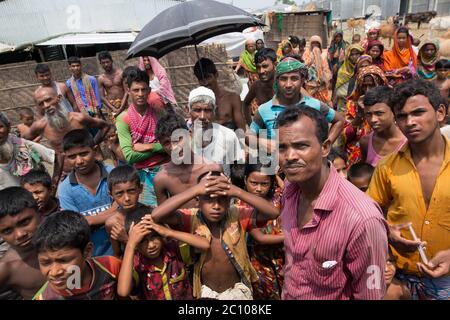 Les gens ont été surpeuplés pour se nourrir dans la zone touchée par les inondations au Bangladesh Banque D'Images