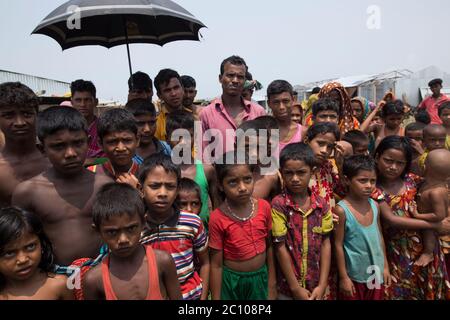 Les gens ont été surpeuplés pour se nourrir dans la zone touchée par les inondations au Bangladesh Banque D'Images