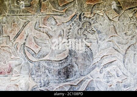 Sculpture khmère ancienne d'un dieu hindou qui se livre à la bataille sur le dos d'un lion impérial. Basse frise de relief sur un mur du temple d'Angkor Wat, Siem Reap, Banque D'Images