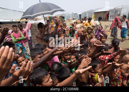 Les gens ont été surpeuplés pour se nourrir dans la zone touchée par les inondations au Bangladesh Banque D'Images