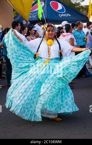 Femme vêtue à pollera à la 'El Desfile de las Mil Pollaeras' (mille polleras), Las Tablas, province de Los Santos, République du Panama. Banque D'Images