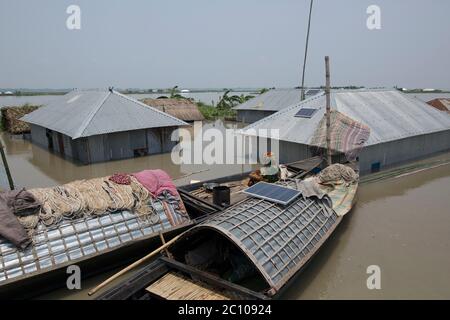 Système solaire vu dans la zone touchée par les inondations au Bangladesh Banque D'Images