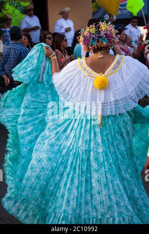 Femme vêtue à pollera à la 'El Desfile de las Mil Pollaeras' (mille polleras), Las Tablas, province de Los Santos, République du Panama. Banque D'Images