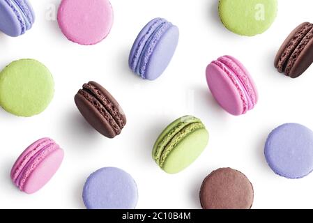Macaron à gâteau coloré ou macaron sur fond blanc comme motif. Vue de dessus. Banque D'Images