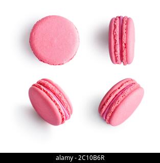 Ensemble de macarons français roses isolés sur fond blanc. Vue de dessus. Banque D'Images