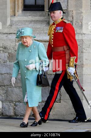 La reine Elizabeth II lors d'une cérémonie au château de Windsor pour marquer son anniversaire officiel. Banque D'Images