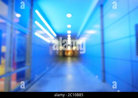 Tunnel piéton flou couleur néon bleu. L'arrière-plan de l'objectif flou. Banque D'Images