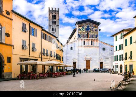 Toscane, Italie . Belle place avec cathédrale dans la vieille ville de Lucca. Banque D'Images