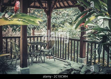 Vue depuis la chambre d'hôtel de luxe sur la terrasse avec belvédère et jungle. Banque D'Images