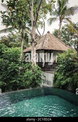 Piscine près du belvédère traditionnel balinais confortable, Ubud, Indonésie Banque D'Images