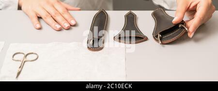 Manucure propose des outils professionnels de manucure sur table dans un salon de beauté. Banque D'Images