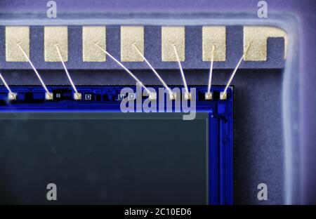 La macro photo des contacts dorés est la matrice de connexion avec la carte de circuit imprimé Banque D'Images