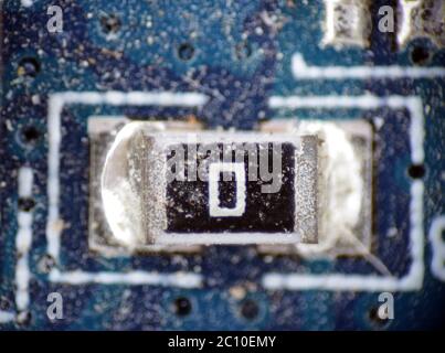 photo macro d'une résistance sur la carte de circuit imprimé Banque D'Images
