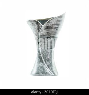 Une sculpture en vase argenté sur fond blanc Banque D'Images