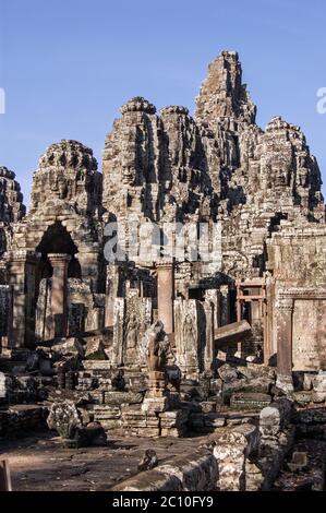 Temple Bayon, Angkor Thom, Siem Reap, Cambodge. Vue verticale de l'ancien temple khmer célèbre pour ses visages sereins sculptés dans ses tours. Banque D'Images