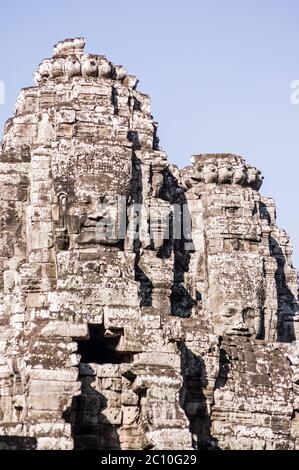 Deux tours aux visages bouddhistes sculptées sur elles. Temple Bayon, Angkor Thom, Siem Reap, Cambodge Banque D'Images