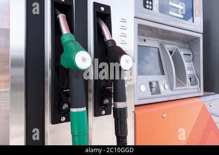 Pompes à carburant. Pistolet à essence et diesel sur pompe à essence en libre-service Banque D'Images