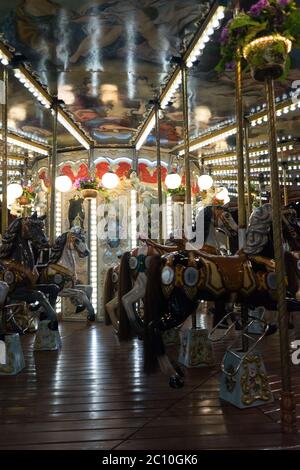 Vide merry-go-round de nuit en Suisse carnaval Banque D'Images