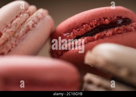 Gros plan de macarons beiges roses avec mise au point peu profonde Banque D'Images
