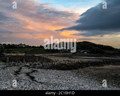 Heysham, Lancashire, Royaume-Uni. 12 juin 2920. Lumière du coucher de soleil reflétée dans les nuages au-dessus de Heysham crédit: PN News/Alamy Live News Banque D'Images