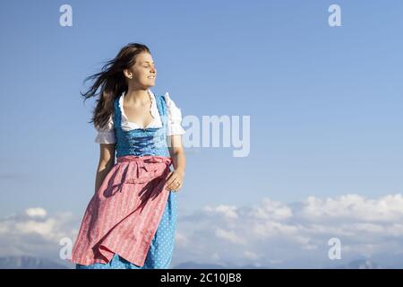 jeune femme en bavarois traditionnel robe dirndl Banque D'Images