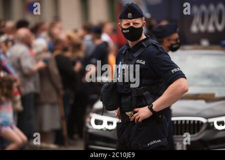 ZLOTORYJA, POLOGNE - 12 JUIN 2020. Portrait du policier lors de la réunion électorale avec le président de la Pologne Andrzej Duda. Banque D'Images