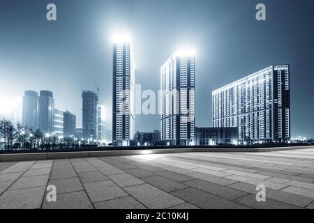 rue vide avec des bâtiments modernes dans la nouvelle ville de hangzhou qianjiang la nuit Banque D'Images