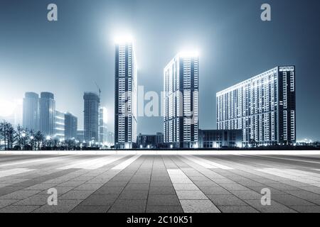 rue vide avec des bâtiments modernes dans la nouvelle ville de hangzhou qianjiang la nuit Banque D'Images